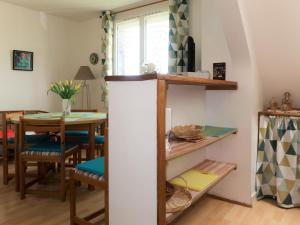 uma cozinha e sala de jantar com mesa e cadeiras em Apartment Ty Ménez - GLN105 by Interhome em Goulien