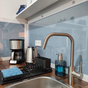 a kitchen counter with a coffee maker and a sink at Appartement Sterne in Senftenberg