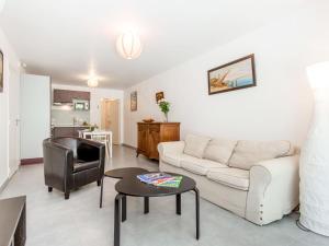 - un salon avec un canapé et une table dans l'établissement Apartment Les Pins Parasols - AGL350 by Interhome, à Argelès-sur-Mer