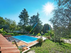 - une piscine dans une cour avec des chaises et du soleil dans l'établissement Apartment Albina-1 by Interhome, à Umag