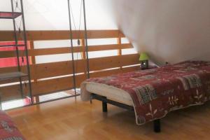 - une chambre avec un lit et un escalier dans l'établissement Boost Your Immo La Gardette Réallon B34-35, à Réallon