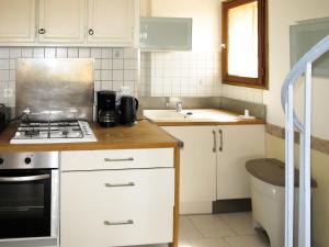 una piccola cucina con fornelli e lavello di Apartment Résidence de la Plage-2 by Interhome a LʼÎle-Rousse