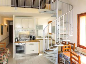 una cucina con scala a chiocciola di Apartment Résidence de la Plage-2 by Interhome a LʼÎle-Rousse