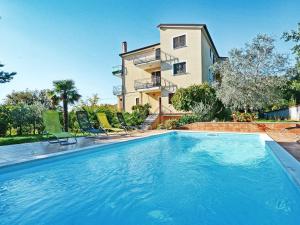 een huis met een zwembad voor een huis bij Apartment Albina-1 by Interhome in Umag +10 foto's