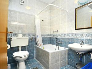 La salle de bains est pourvue de toilettes, d'une baignoire et d'un lavabo. dans l'établissement Apartment Albina-1 by Interhome, à Umag