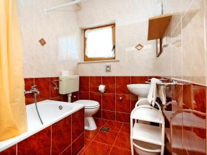 een badkamer met een bad, een toilet en een wastafel bij Apartment Albina-1 by Interhome in Umag