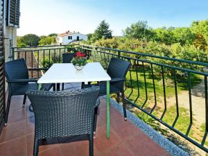 een terras met een tafel en stoelen op een balkon bij Apartment Albina-1 by Interhome in Umag