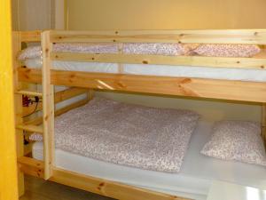 Krevet ili kreveti na sprat u jedinici u okviru objekta Apartment Imperia by Interhome