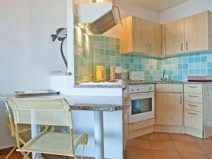 ポルト・ヴェッキオにあるHoliday Home Les Hauts de Pavellone - PVC300 by Interhomeのキッチン(カウンター、いくつかの椅子付)