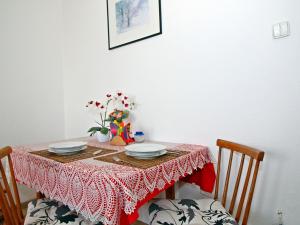 ブダペストにあるApartment Prater by Interhomeのダイニングルームテーブル(赤と白のテーブルクロス付)