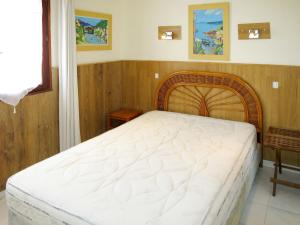 una camera da letto con un grande letto bianco in una stanza di Apartment Résidence Posidonie Hollywood by Interhome a LʼÎle-Rousse