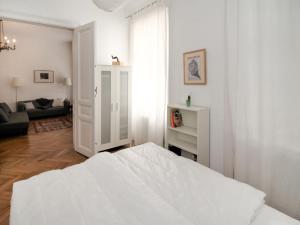ウィーンにあるApartment Wieden by Interhomeの白いベッドルーム(ベッド1台付)、リビングルーム