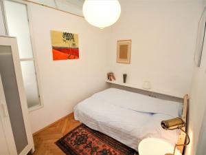 ウィーンにあるApartment Wieden by Interhomeの小さなベッドルーム(ベッド1台、ランプ付)