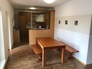 cocina con mesa de madera en una habitación en U Jeřába - komplex B, en Horní Věstonice