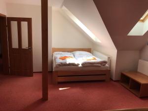 małą sypialnię z łóżkiem na poddaszu w obiekcie U Jeřába - komplex B w mieście Horní Věstonice