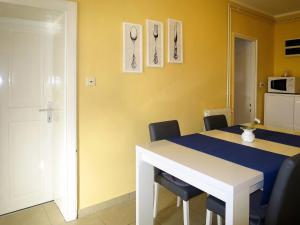 Kuchyň nebo kuchyňský kout v ubytování Apartment Lili-1 by Interhome