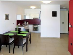 - une cuisine avec une table et des chaises dans la chambre dans l'établissement Apartment Milevoj - RAC144 by Interhome, à Rabac