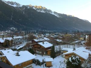 une ville couverte de neige avec des montagnes en arrière-plan dans l'établissement Apartment Les Periades by Interhome, à Chamonix-Mont-Blanc