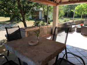 - une table avec un vase sur la terrasse dans l'établissement Holiday Home Nino - LBN305 by Interhome, à Kršan