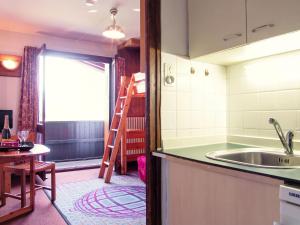 Dapur atau dapur kecil di Apartment Les Periades by Interhome