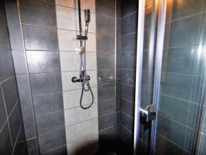y baño con ducha con cabezal de ducha. en Apartment Les Charmoz-2 by Interhome, en Chamonix-Mont-Blanc