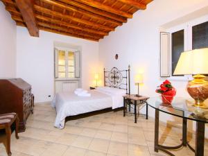 ein großes Schlafzimmer mit einem Bett und einem Tisch in der Unterkunft Apartment Vittorio Emanuele by Interhome in Rom