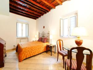 Schlafzimmer mit einem Bett und einem Tisch in der Unterkunft Apartment Vittorio Emanuele by Interhome in Rom