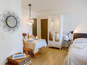 Ένα ή περισσότερα κρεβάτια σε δωμάτιο στο Apartment Chesa Ova Cotschna 303 by Interhome