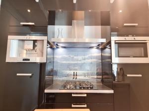 een keuken met een oven en een kookplaat bij Vakantiehuis Zuidkust Vlissingen VL19 in Vlissingen