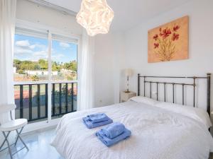 una camera da letto con un letto con due asciugamani blu sopra di Apartment Lorcrimar by Interhome a Marbella
