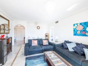un soggiorno con un divano e un tavolo di Apartment Lorcrimar by Interhome a Marbella