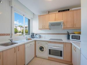 una cucina con lavandino e lavastoviglie di Apartment Lorcrimar by Interhome a Marbella