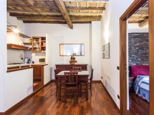 una cucina e una sala da pranzo con tavolo e sedie di Apartment Forum Domus by Interhome a Roma