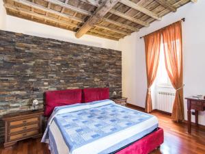 1 dormitorio con cama y pared de ladrillo en Apartment Forum Domus by Interhome, en Roma