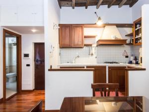 una cucina con armadi in legno e piano di lavoro di Apartment Forum Domus by Interhome a Roma