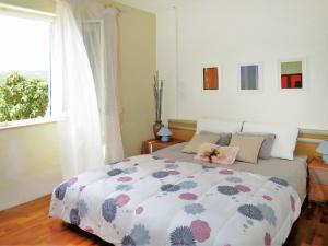 Schlafzimmer mit einem Bett und einem Fenster in der Unterkunft Apartment Palma - RAC108 by Interhome in Rabac