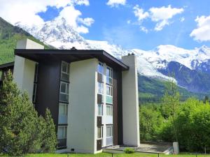 a building with a mountain in the background at Apartment Arve 1 et 2-1 by Interhome in Chamonix