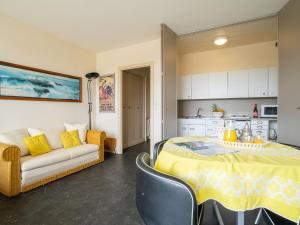 cocina y sala de estar con mesa y sofá. en Apartment Château d'Arcadie-1 by Interhome, en Biarritz