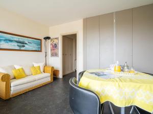 sala de estar con sofá y mesa en Apartment Château d'Arcadie-1 by Interhome en Biarritz