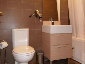 Koupelna v ubytování Apartment Chesa Piz Cotschen 2 by Interhome