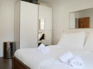Postel nebo postele na pokoji v ubytování Apartment Chesa Piz Cotschen 2 by Interhome