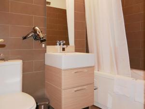 Koupelna v ubytování Apartment Chesa Piz Cotschen 2 by Interhome