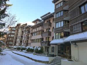 una strada innevata di fronte a un edificio di Apartment Jonquilles-7 by Interhome a Chamonix-Mont-Blanc