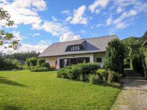 ein Haus mit einem grünen Garten davor in der Unterkunft Apartment Eckel-1 by Interhome in Russbach