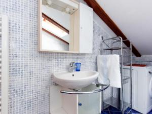 Ein Badezimmer in der Unterkunft Apartment Teodora-2 by Interhome