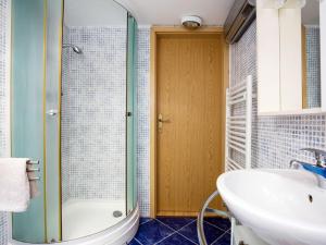 Ein Badezimmer in der Unterkunft Apartment Teodora-2 by Interhome