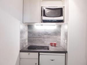 Kjøkken eller kjøkkenkrok på Apartment Le Chamois Blanc-3 by Interhome