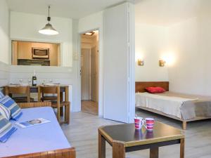 - un salon avec un lit et une table dans l'établissement Apartment Le Chamois Blanc-3 by Interhome, à Chamonix-Mont-Blanc