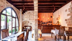 - un restaurant avec des tables et des chaises dans une salle dans l'établissement Spirit Of The Knights Boutique Hotel, à Rhodes