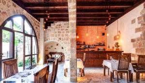 um restaurante com mesas e cadeiras num quarto em Spirit Of The Knights Boutique Hotel em Rodes